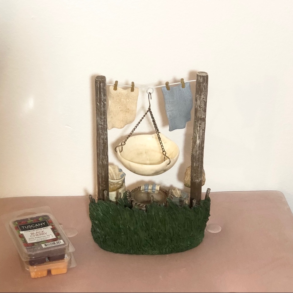 A very cute tealight burner with 2 essential oil. - Picture 2 of 3